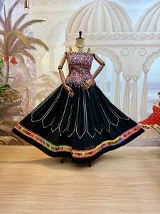 Ensemble deux pièces pour femme en rayonne, avec lehenga à bordure fantaisie colorée et broderie lourde, et blouse à motif Dori au dos, idéal pour les soirées. - Product Image 3