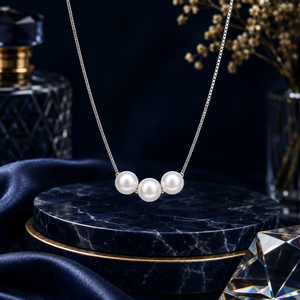 Collar con Colgante Geométrico de Tres Perlas de Imitación, Cadena Minimalista de Plata 925, Diseño Elegante para Mujer, Boda - Product Image 1