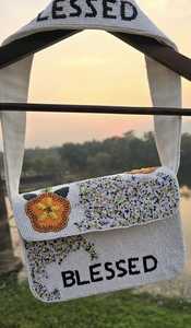 Sac à main perlé fait main avec motif floral et texte bénéfique, forme rectangulaire, base en coton, objet d'art de collection - Product Image 3