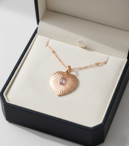 Collar SARVOTTAM con Colgante de Corazón Minimalista en Relieve, con Zafiro Rosa Cultivado en Laboratorio, Oro de 14 Quilates, Certificado IGI, para Mujer - Product Image 1