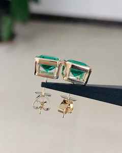 Pendientes de tuerca solitarios de circonita cúbica verde talla Asscher con engaste de bisel, oro macizo de 14K, para uso diario, joyería de moda para ella - Product Image 3