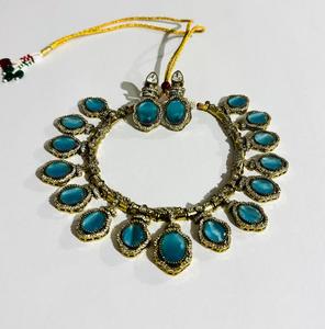 Ensemble collier ras-de-cou et boucles d'oreilles assorties en pierre ovale bleue, plaqué or, bijoux fantaisie tendance pour femme, idéal pour les fêtes et mariages - Product Image 3