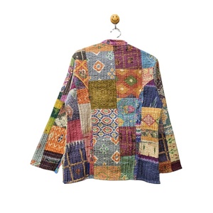 Veste réversible en patchwork de soie vintage tendance faite à la main, col en V, matelassée Kantha, pour femmes, en coton respirant et écologique - Product Image 6