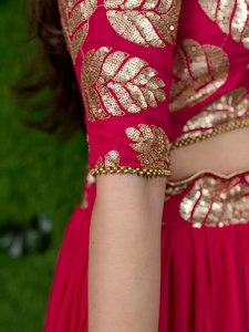 Ensemble Lehenga Choli en Georgette Rose Brodé de Feuilles, Robe Deux Pièces avec Dupatta, Tenue de Mariage et de Fête - Product Image 2