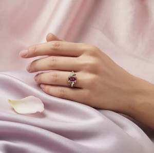 Bague de Fiançailles et de Promesse Unique en Argent Sterling Plaqué Or 14K avec Moissanite Rose Taille Émeraude et Sertissage à Griffes - Product Image 4