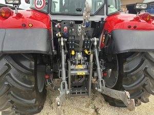 รถแทรกเตอร์เดินตาม Massey Ferguson รุ่น GC1723E FL1805 ขับเคลื่อน 4 ล้อ เครื่องยนต์ดีเซล กำลัง 70 แรงม้า พร้อมที่ตักด้านหน้า สำหรับใช้งานในฟาร์มและสนามหญ้า - Product Image 4