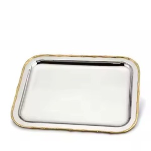 Bandeja de Servir Grande Redonda de Acero Inoxidable Pulido con Borde Biselado Elevado y Asas Laterales de Cuerno Negro - Product Image 5