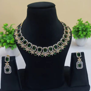 Ensemble collier et boucles d'oreilles élégants en pierre verte pour femmes, plaqué or, bijoux de mariée, de réception et de soirée - Product Image 1