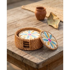 Nouvelles créations originales très demandées : ensemble de dessous-de-verre ronds en rotin tressé à la main, 10 cm, pour la décoration de table, en gros. - Product Image 4