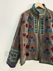 Chaqueta de terciopelo suave de primera calidad con bordado floral y detalles geométricos en las mangas, estilo bohemio étnico para mujer. - Product Image 3