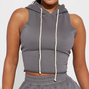 Ensemble 2 pièces pour femme : Crop top à capuche et short gris, sans manches, décontracté, sportswear, couleur unie, tricoté en coton et élasthanne, printemps-été - Product Image 4