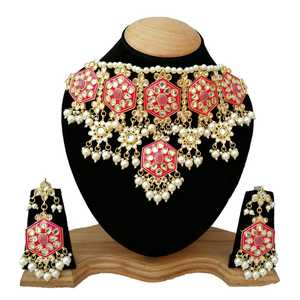 Conjunto de Joyería Clásico Estilo Bollywood para Compromiso y Boda, con Cristales, Pedrería y Aleación Chapada en Oro, Collar, Aretes y Maang Tikka - Product Image 1