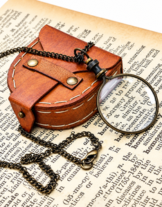 Lupa de Mano Portátil con Estuche de Cuero Vintage y Cadena Metálica Antigua para Coleccionistas, Biblioteca y Oficina - Product Image 1