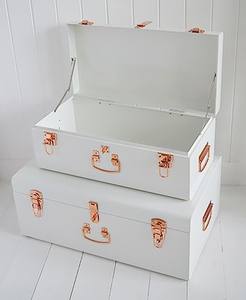 Caja de almacenamiento metálica moderna de color verde oscuro con asa superior y cerradura frontal, tipo cofre de herramientas industrial. - Product Image 3