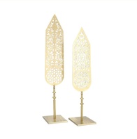 Sculpture Totem Sphérique Martelée Dorée de Luxe – Base en Calligraphie Arabe Découpée avec Décoration en Forme de Croissant de Lune pour Salon