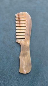 Peines hechos a mano con cuerno de búfalo, ideales para peluquerías y estilistas, para uso femenino y masculino. - Product Image 3