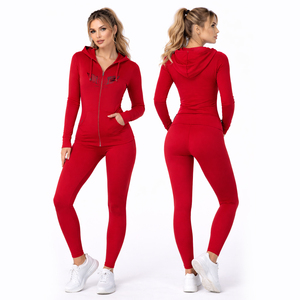 Conjunto deportivo rojo ajustado para mujer, con sudadera con cremallera y leggings, ropa de gimnasio elástica, ropa deportiva activa, conjunto de entrenamiento con logo personalizado. - Product Image 1