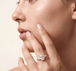 Bague de fiançailles Victoria avec diamant taille ovale et bande de diamants taille poire pour femme, diamants de laboratoire - Product Image 6