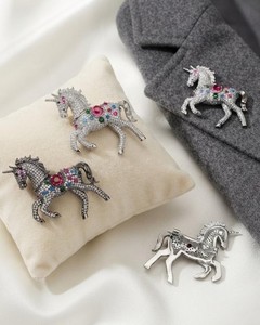Broche de plata con cristales brillantes de unicornio, pin de solapa con piedras de circón, joyería para mujeres y hombres, ocasión de boda - Product Image 2