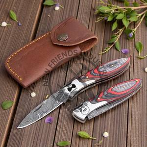 Cuchillo de bolsillo Damasco hecho a mano con diseño nuevo y personalizado, con mango de madera Pakka roja, el mejor cuchillo plegable para acampar y cazar. - Product Image 4