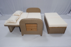 Canapé-lit inclinable double en rotin d'extérieur avec coussins confortables et tabouret pour les loisirs et la détente - Product Image 2