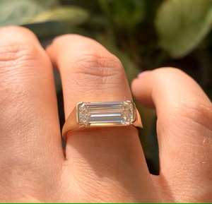 Anillo de Moissanita con Corte Esmeralda y Engaste de Media Montura Estilo East West en Oro Amarillo de 14K con Banda Audaz, Diseño Moderno de Joyería Fina para Mujer - Product Image 2