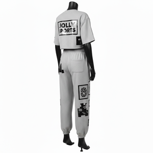 Ensemble haut court et pantalon de jogging pour femme en coton polyester gaufré 260 GSM, gris et noir, avec logo imprimé. - Product Image 5