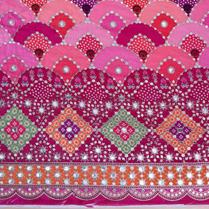 Tela crepé natural con estampado geométrico de espejos en magenta rosa y borde grueso para kurtis de diseñador y vestidos étnicos. - Product Image 4