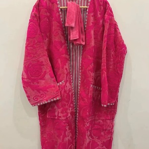Kimono en velours rose fait main, respirant et confortable pour une tenue toute la journée, avec motifs floraux brodés à la main, robe à manches longues - Product Image 1