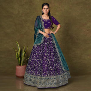 ชุดเลเฮนกาโชลีปักลายดีไซเนอร์ พร้อมผ้าคลุมไหล่ ประดับด้วยงานปักดิ้นทองและเลื่อมอย่างประณีต เหมาะสำหรับงานแต่งงาน งานเลี้ยง และงานพิธีต่างๆ สำหรับผู้หญิง - Product Image 2