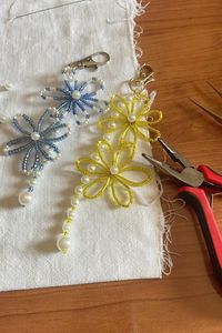 Magnifique porte-clés brodé perlé avec des broderies complexes faites à la main et des perles colorées pour une utilisation quotidienne et tendance - Product Image 6