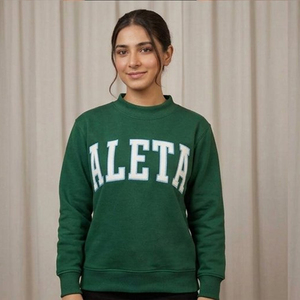 เสื้อสเวตเชิ้ตคอเต่าสีชมพูสำหรับผู้หญิง ยี่ห้อ Aleta แบบสั่งทำพิเศษสำหรับมหาวิทยาลัย ลายตัวอักษร Varsity สไตล์วิทยาลัย แสดงถึงจิตวิญญาณของโรงเรียน - Product Image 3