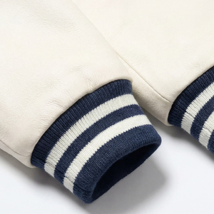 Blouson universitaire bleu marine pour homme avec manches crème et rayures blanches, veste décontractée en polaire, col rabattu, coupe classique - Product Image 3
