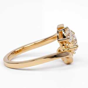 Bague Bypass à Trois Pierres en Or Massif Graduée avec Diamant de Laboratoire Rond Taillé Couleur E VVS – Coffret Cadeau Anniversaire Classique pour Fiançailles - Product Image 5