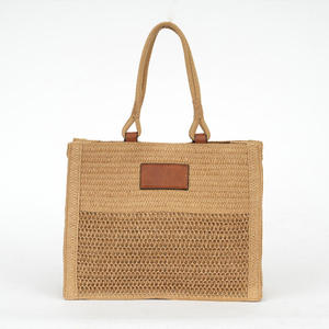Descubra la elegancia de nuestro bolso de hilo natural con parche de cuero y patrones de malla para un look moderno hoy. - Product Image 1