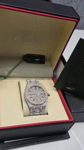 Montre d'affaires en or rose VVS1 avec cadran en quartz et diamants Moissanite, dotée d'un charme intégré au design complet du boîtier - Product Image 6