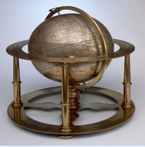 Globo terráqueo esférico de latón pesado con base de trípode ornamentada, disponible a precios de mayorista. - Product Image 3