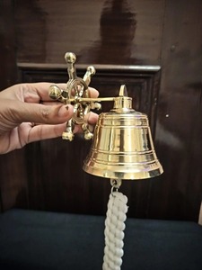 Cloche en laiton haut de gamme au design moderne, cloche de bienvenue en laiton de qualité supérieure, idéale pour la décoration intérieure, les entrées de jardin, les espaces nautiques et les temples. - Product Image 3