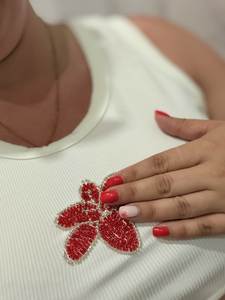 Top tendance pour femmes, brodé et orné de perles, avec des détails de perles soignés et un aspect artisanal haut de gamme. - Product Image 1