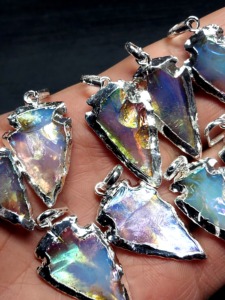 จี้หัวลูกศรโอปอไลต์สวยงามเป็นมิตรกับสิ่งแวดล้อม ขายดีอันดับต้นๆ ขายส่งงานฝีมือหินธรรมชาติ เครื่องประดับทำมือตามหลักฮวงจุ้ย - Product Image 2