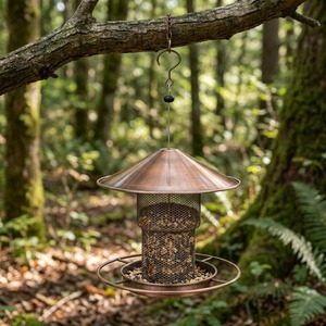 Mangeoire à oiseaux suspendue en cuivre écologique avec toit conique et design d'oiseaux posés sur une perchoir, pour la décoration extérieure du jardin - Product Image 4