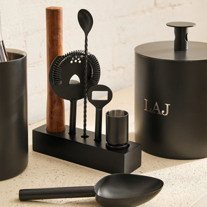 Cubo de hielo moderno negro mate con tapa y cuchara de servir integradas, silueta cilíndrica elegante y minimalista para bares de cócteles. - Product Image 5
