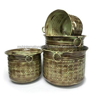 Jardinière en métal avec brosse noire et motif de fleurs pour la décoration intérieure de la maison et du jardin. - Product Image 1