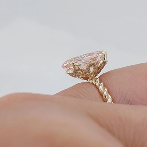 แหวนหมั้นเพชรรูปไข่สีชมพู 3 กะรัตสำหรับผู้หญิงจาก Tishya Diamond รุ่นคลาสสิก |   ทอง 14K |   ได้รับการรับรองจาก IGI - Product Image 2
