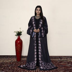 อาบายะผ้าโพลีซาตินนิดาเนื้อเนียนละเอียดลายดอกไม้ ดีไซน์เปิดด้านหน้า แขนกว้าง สง่างาม เหมาะสำหรับโอกาสพิเศษและงานทางการ - Product Image 1