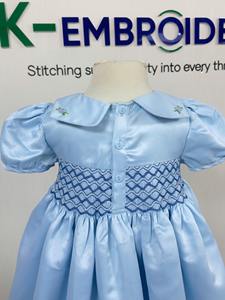 ชุดเดรสเด็กผู้หญิงสีฟ้าอ่อนผ้าซาตินปักมือ แขนพอง คอปกปีเตอร์แพน สำหรับเด็กทารกและเด็กเล็ก ขายส่ง - Product Image 4