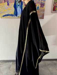 Robe Kaftan en Soie Brodée Or Noir, Manches Cloche, Maxi Abaya, Détails Perlés, Thème Floral, Tenue de Soirée, Broderie au Point de Croix - Product Image 4