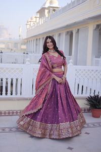 Lehenga Choli en soie brodée avec dupatta, travail de sequins et de Zari, et chemisier assorti - Product Image 3