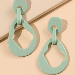 Boucles d'oreilles en résine de luxe pour femmes, faites à la main, design fée de l'amour, couleur et forme personnalisées par Artizon Studio - Product Image 1
