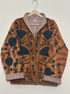 Veste en velours brodée à la main Maaunique Vintage Suzani pour femmes, motif floral automne/hiver, veste bomber en coton entièrement respirante - Product Image 2